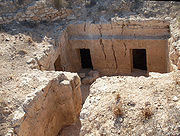 http://upload.wikimedia.org/wikipedia/commons/thumb/6/63/Djerba_Catacombes.jpg/180px-Djerba_Catacombes.jpg